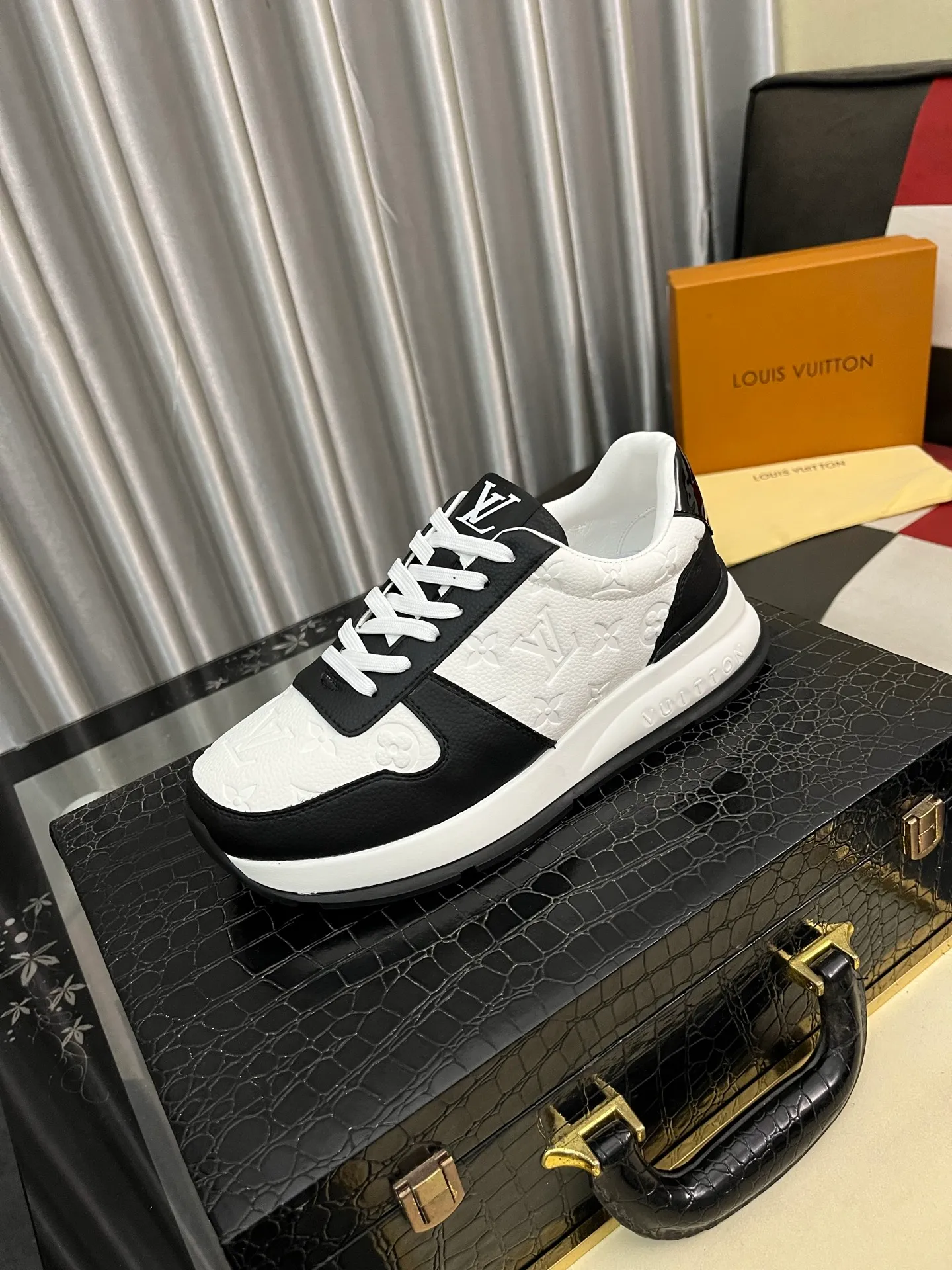Men's men's shoes💰458⌚️⌚️ Loui* Vuitto* - Louis ** donkey's new color men's trainer sneakers, this LV Trainer sneaker is made of calfskin and breathable mesh, showing pure colors, the #54 logo on the back traces the brand's birth in 1854, the designer's handwritten brand logo embellishes one side, virgil Designed by abloh himself, it is a very commemorative sneaker. The new lv Louis Vuitton loui* vuitto* trainer sneaker low casual sports culture versatile basketball sneaker. Size: 38-443️⃣Colors available